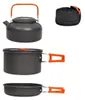 Graues Camping-Kochset mit orangefarbenen Griffen, bestehend aus Wasserkocher, Topf, Bratpfanne und einer schwarzen Netztragetasche Anteprima dell’immagine prodotto