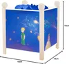 A cube-shaped lantern with illustrations from The Little Prince, set against a blue, starry background. Dimensions are indicated by measurement lines. Produktbild-Vorschau