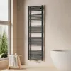 A modern bathroom with a dark grey towel radiator, a wooden stool with towels, and a white bathtub. Produktbild-Vorschau