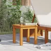 A wooden side table with a drink and sunglasses on it, placed on a patio next to a lounge chair. Anteprima dell’immagine prodotto