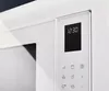 A close-up view of the control panel and display of a white microwave oven. Voir les images du produit