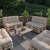 An outdoor patio seating area with pallet furniture and cushions. Voir les images du produit