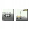 Two images showing a pot lid with a silver rim. The left image shows the lid empty, and the right image shows liquid being poured into the lid from a bottle. Produktbild-Vorschau