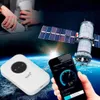 Weißer 4G/5G-tragbarer WLAN-Hotspot mit schwarzem Display, neben einer Hand, die ein Smartphone mit Internet-Geschwindigkeitstestergebnissen hält, mit Satellit und Erde im Hintergrund Náhľad obrázku produktu