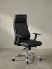 Frontalansicht des ergonomischen Bürostuhls aus schwarzem Echtleder mit breiter Kopfstütze und funktionalen Armlehnen._#sku_BARSPM1.800# Produktbild-Vorschau