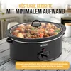 A slow cooker filled with food, placed on a wooden table, with marketing text overlayed. Voir les images du produit