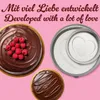 A chocolate cake and two cake pans are displayed against a pink background, with text overlay. Anteprima dell’immagine prodotto