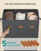 A hand is shown applying a label to a multi-compartment laundry basket. The basket is filled with laundry, and there are labels indicating sorting options. Produktbild-Vorschau