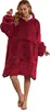A woman wearing a red oversized hoodie blanket. Produktbild-Vorschau