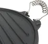 A close-up view of a cast iron grill plate with a coiled metal handle. Podgląd zdjęcia produktu
