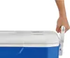 A hand is shown gripping the handle of a blue and white cooler. Produktbild-Vorschau