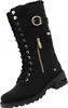 Auf dem Bild ist ein schwarzer Stiefel zu sehen der von der Seite betrachtet wird. Der Stiefel hat ein schlichtes Design und eine mittelhohe Form. Produktbild-Vorschau