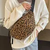 Bauchtasche Leo XXL Umhängetasche Damen –  Crossbody-Bag im Produktbild-Vorschau 6