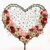 A heart-shaped wire sculpture decorated with flowers. Produktbild-Vorschau