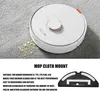 A robotic vacuum cleaner on a carpet with some debris, and a separate image of a mop cloth mount accessory. Produktbild-Vorschau