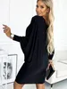 A woman wearing a black dress and holding a clutch bag, posing in a room. Anteprima dell’immagine prodotto