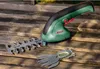 A Bosch EasyShear Akku-Strauchschere with two different blade attachments lies on a wooden surface. Anteprima dell’immagine prodotto