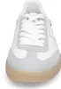 A close-up, front-facing view of a white and gray sneaker with a tan sole. Voir les images du produit