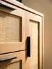 Detailaufnahme der texturierten Oberfläche des Polyrattan-Geflechts an der Tür eines Badezimmerschranks in Eichenoptik._#sku_SAFWL6.876# Produktbild-Vorschau