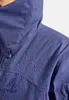 Nahaufnahme einer blauen Odlo X-Alp 3L Hardshell Ski-Jacke mit Wassertropfen auf der Oberfläche Podgląd zdjęcia produktu