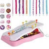 Rosa und weißes Armband-Bastelset mit bunten Fäden, einem Flechtbrett und Beispielen fertiger geflochtener Armbänder Anteprima dell’immagine prodotto