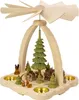 Ein hölzernes Weihnachtspyramidenmodell zeigt eine winterliche Waldszene mit Tieren und Bäumen während oben ein Flügelrad die Pyramide ziert und vier Kerzenhalter am Rand platziert sind Produktbild-Vorschau