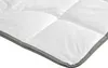A close-up view of a white comforter with gray piping. Produktbild-Vorschau