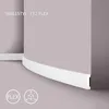 A white flexible skirting board is shown installed on a curved wall, with icons indicating flexibility and 3D dimensions. Anteprima dell’immagine prodotto
