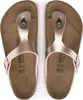 A top-down view of a pair of Birkenstock Gizeh sandals in a rose gold color. Produktbild-Vorschau
