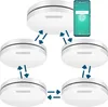 A diagram showing multiple interconnected smoke detectors and a smartphone displaying an app interface. Produktbild-Vorschau