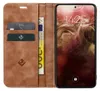 A brown leather wallet-style phone case is open, showing card slots and a banknote, with a smartphone displaying the lock screen inside. Produktbild-Vorschau