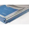 A close-up view of a paper cutter's cutting mechanism and ruler markings. Voir les images du produit
