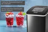 Ein schwarzer Unold Eiswürfelbereiter Freeze steht neben zwei Gläsern mit rotem Eisgetränk mit Erdbe Anteprima dell’immagine prodotto