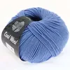 A ball of blue yarn with a label. Produktbild-Vorschau