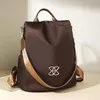 Brauner Damenrucksack mit hellbraunen Trägern, einem oberen Griff und einem silberfarbenen Logo auf der Vorderseite Anteprima dell’immagine prodotto