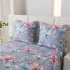 A close-up view of a floral-patterned bed set, including two pillows and a duvet cover, arranged on a bed. Produktbild-Vorschau