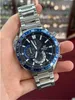 A hand holding a Casio Edifice watch. Anteprima dell’immagine prodotto