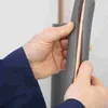 Hands are shown applying insulation to a copper pipe. Produktbild-Vorschau