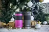 Two Contigo thermoses are displayed in front of a Christmas tree with gifts and ornaments. Anteprima dell’immagine prodotto
