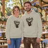 Een shirt met een afbeelding van een hert, lederen broek, Productafbeelding-voorbeeld 3
