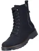 Auf dem Bild ist ein schwarzer Stiefel zu sehen der aus glattem Material besteht. Der Stiefel wird von der linken Seite gezeigt wobei die Schnürung gut sichtbar ist. Podgląd zdjęcia produktu