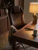 Bürostuhl aus hochwertigem Echtleder braun im Einsatz Home Office dekoriert mit Styling-Accessoires Wohnatmosphäre mit Rollen und Höhenverstellung gemütlich eingerichtet Wohnen Einrichtung_#sku_BARSPM1.297# Produktbild-Vorschau