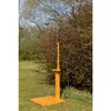 An outdoor shower in a garden setting with trees and bushes in the background. Voir les images du produit