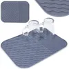 A gray silicone drying mat with two clear glasses on it. Produktbild-Vorschau
