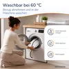 Frau legt den Bezug in die Waschmaschine, daneben drei Pflegesymbole Produktbild-Vorschau