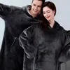 Kuschelige Hoodie Decke mit Ärmeln - Vielseitiger Produktbild-Vorschau 9
