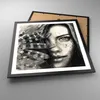 Gerahmtes Poster - Schwarzer Rahmen - Frau Federn Lippen Produktbild-Vorschau 3