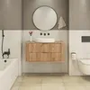 A modern bathroom with a bathtub, vanity, sink, and toilet. Voir les images du produit