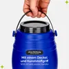 A hand holds the handle of a blue plastic container with a black lid. Voir les images du produit