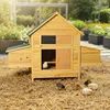 A wooden chicken coop with chicks in a garden setting. Anteprima dell’immagine prodotto
